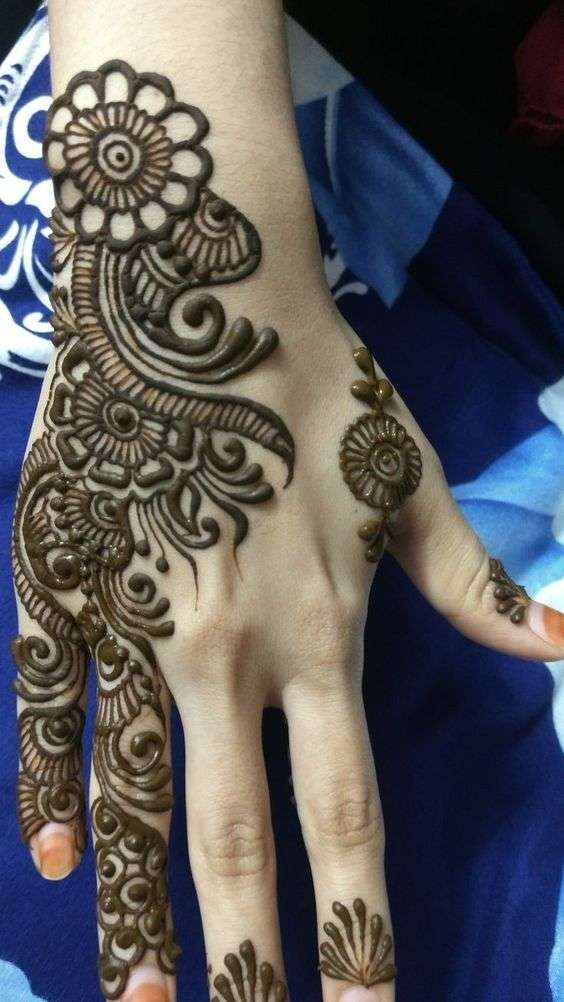 Bel style karwa chauth mehndi design | Unique mehndi designs, Back hand mehndi  designs, Mehndi designs