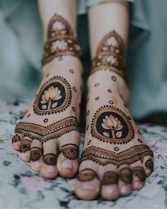 43 Minimal Leg Mehendi Designs For Brides Who Loves 'Less is More' |  WeddingBazaar