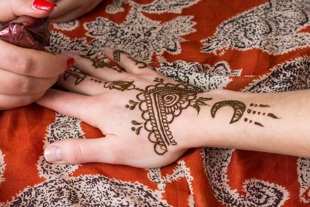 Master Tattooing Mehndi Woman Hand 23 2148080036